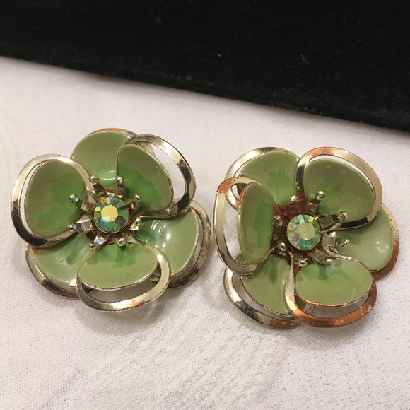 Vintage Jewelry - Vintage Gold And Enamel Flower Earrings